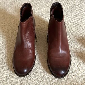 EOC Women’s Clarks Artisan Brown Boots 7M